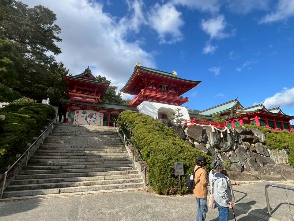 社員旅行2026 赤い社殿の神社